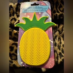 Greenbrier Pineapple Silicone Brush Cleaner..NEW